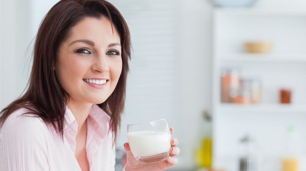 Vyřadit mléko z jídelníčku? Rozdíly mezi mlékem a rostlinnými nápoji jsou velké